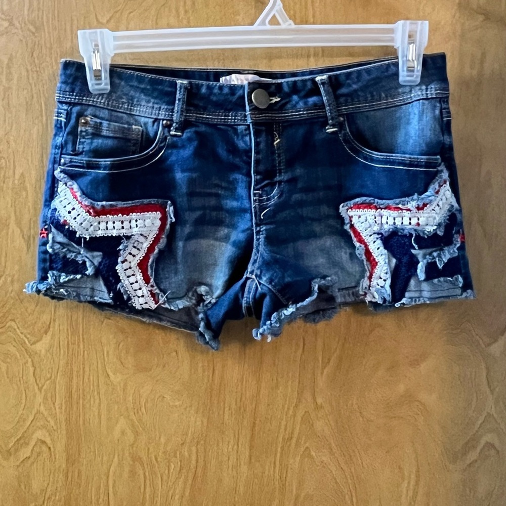 Women’s No Boundaries Distressed Jean Shorts Star Red White Blue Size 13 EUC